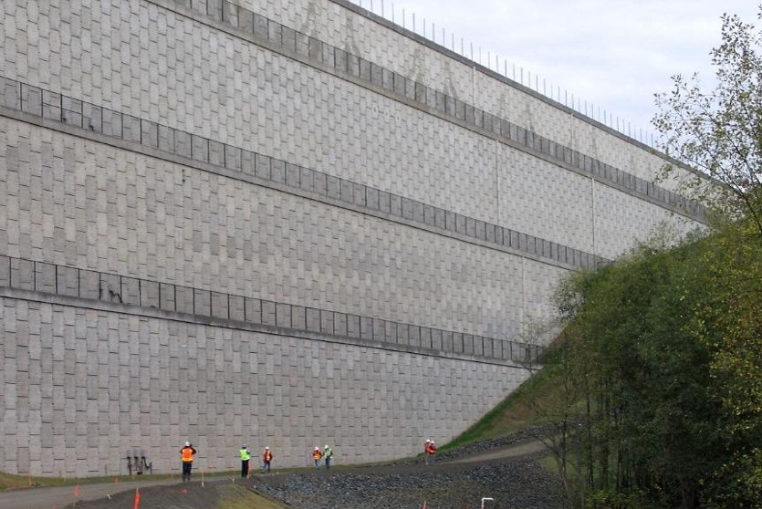 Muro escalonado del aeropuerto